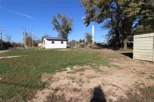 view of yard featuring a shed