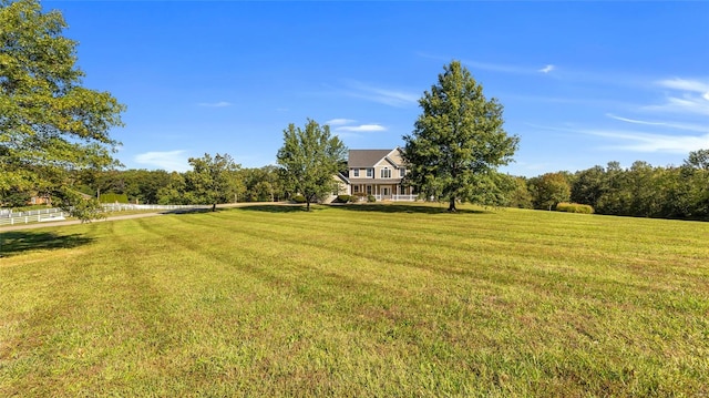 view of yard featuring a rural view