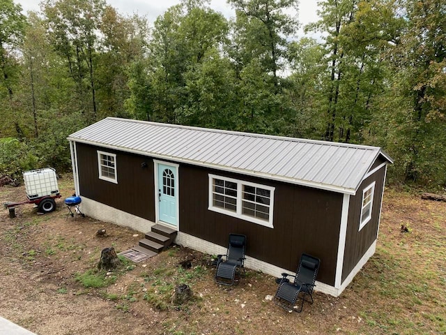 view of front of property with an outbuilding