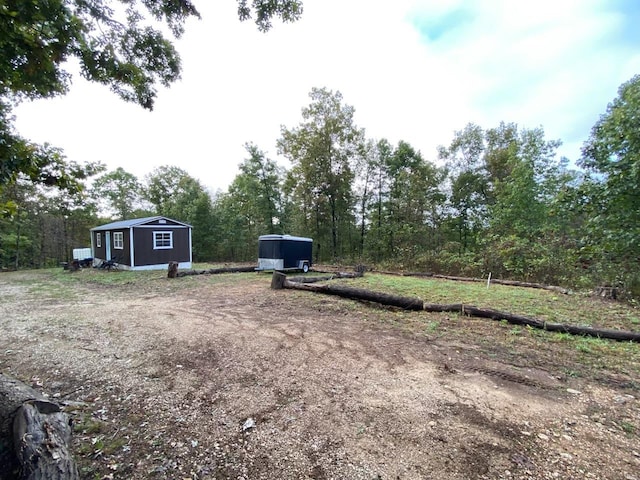 view of yard with an outbuilding