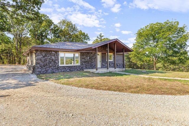 view of front of house featuring a front lawn