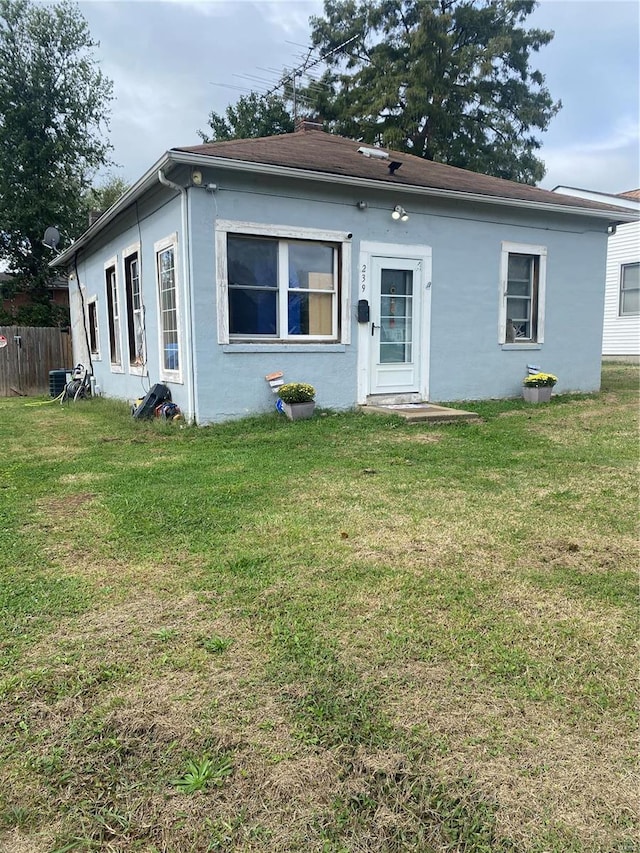 view of front of home with a front lawn