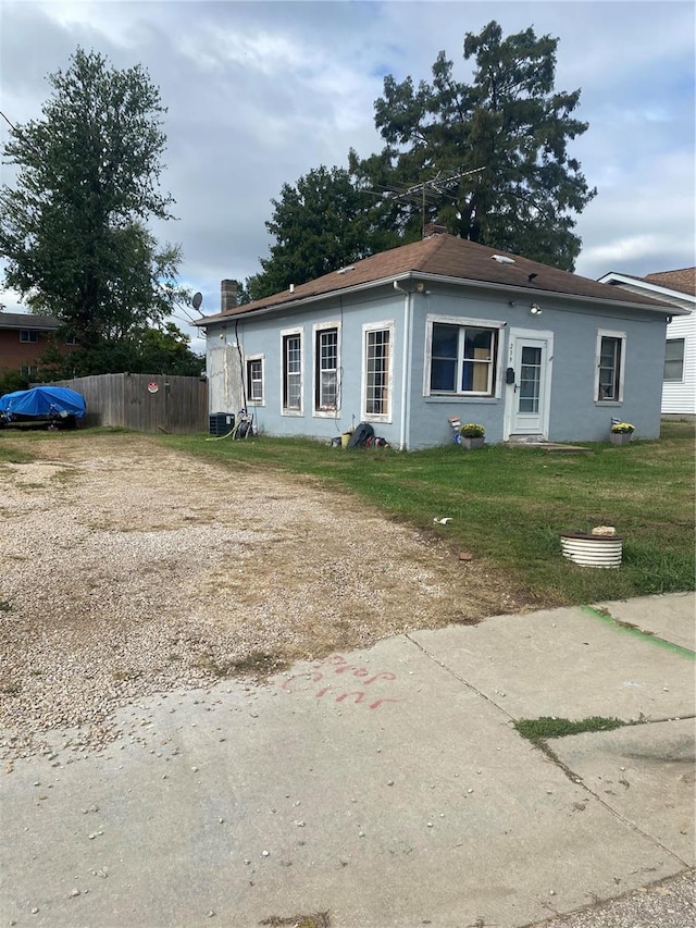 view of front of home featuring a front yard