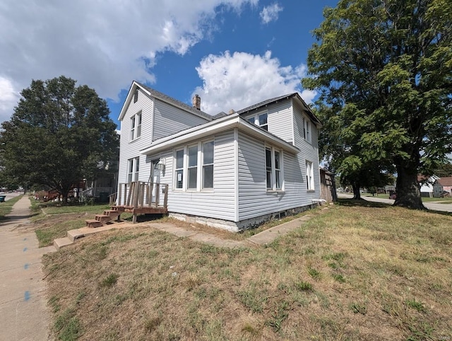 view of side of property featuring a lawn