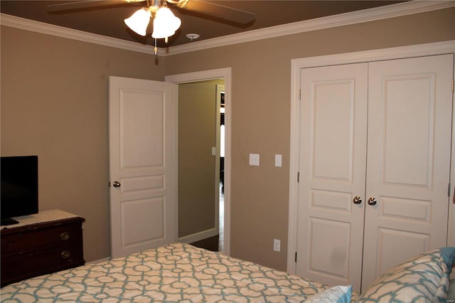 bedroom with ceiling fan, a closet, and crown molding