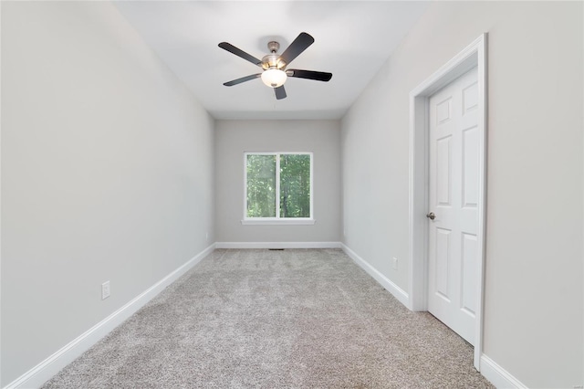 carpeted empty room featuring ceiling fan