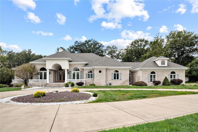 view of front of home featuring a front lawn and covered porch