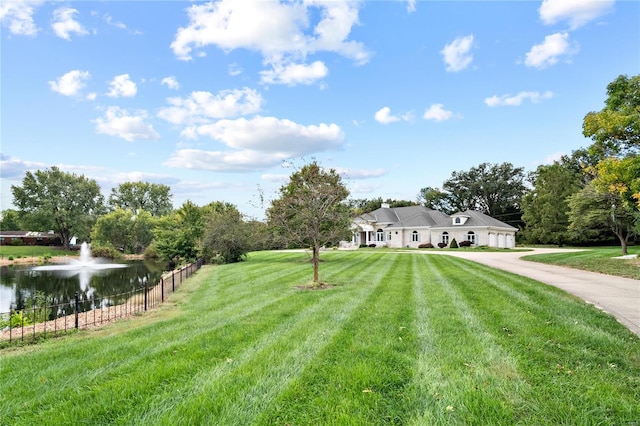 view of yard featuring a water view