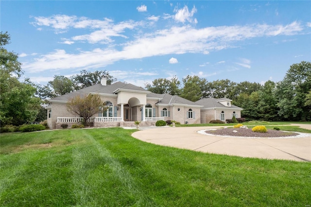 view of front of property with a front lawn