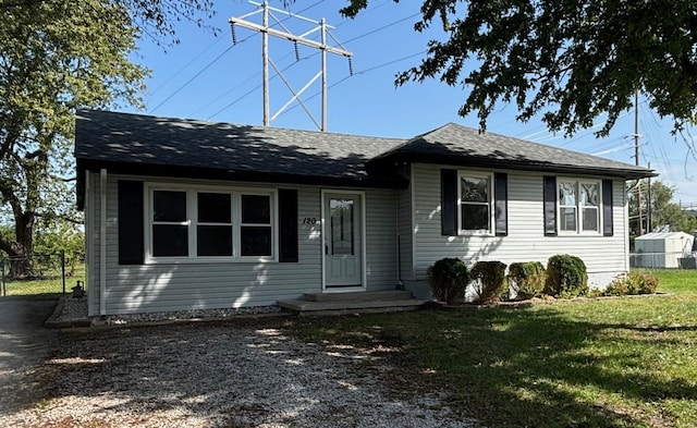 ranch-style home featuring a front lawn