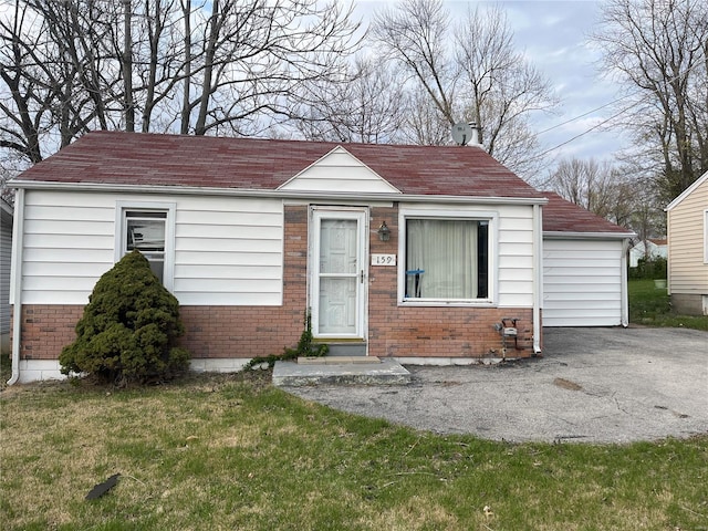 view of front facade featuring a front yard