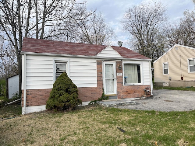 bungalow featuring a front lawn