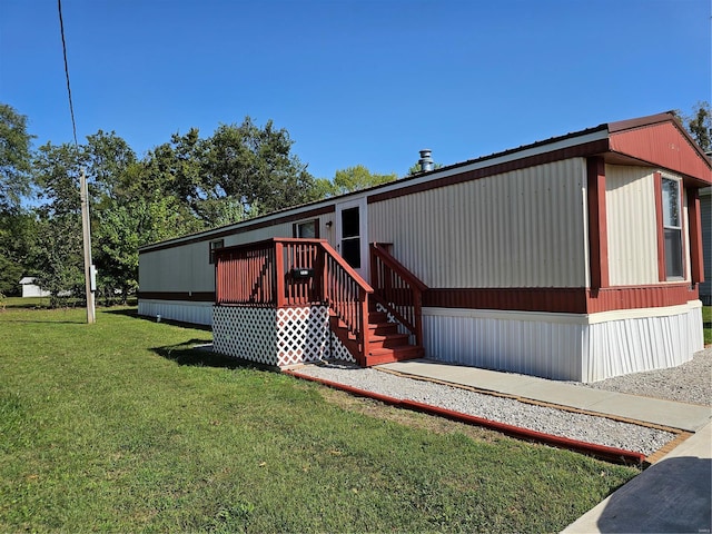 view of front of home featuring a wooden deck and a front yard