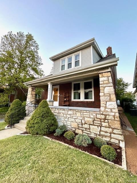 view of front of property with a front lawn and covered porch