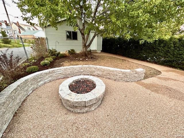 view of yard featuring an outdoor fire pit