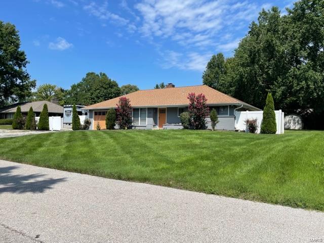 single story home featuring a front lawn