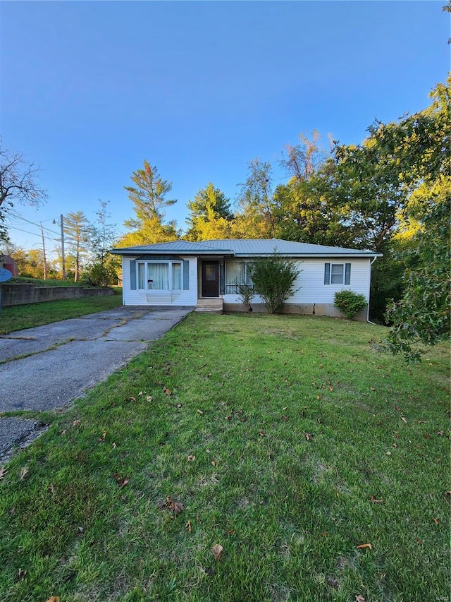 ranch-style home with a front lawn