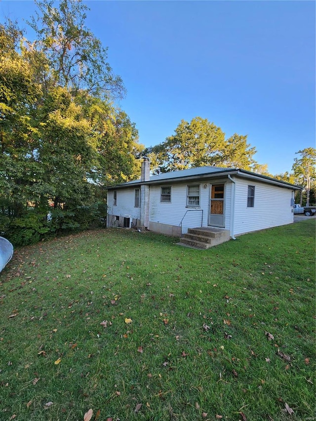 back of house featuring a yard