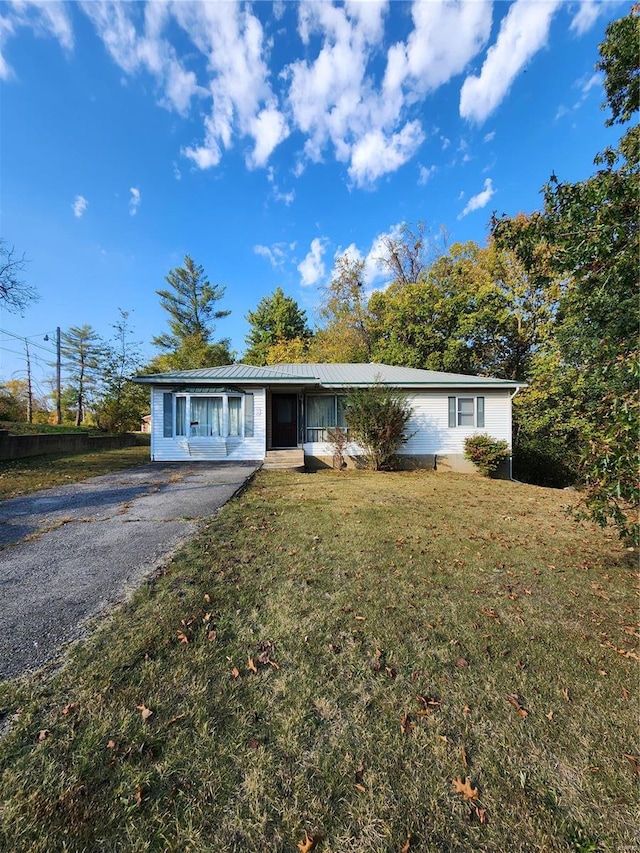 ranch-style house with a front yard