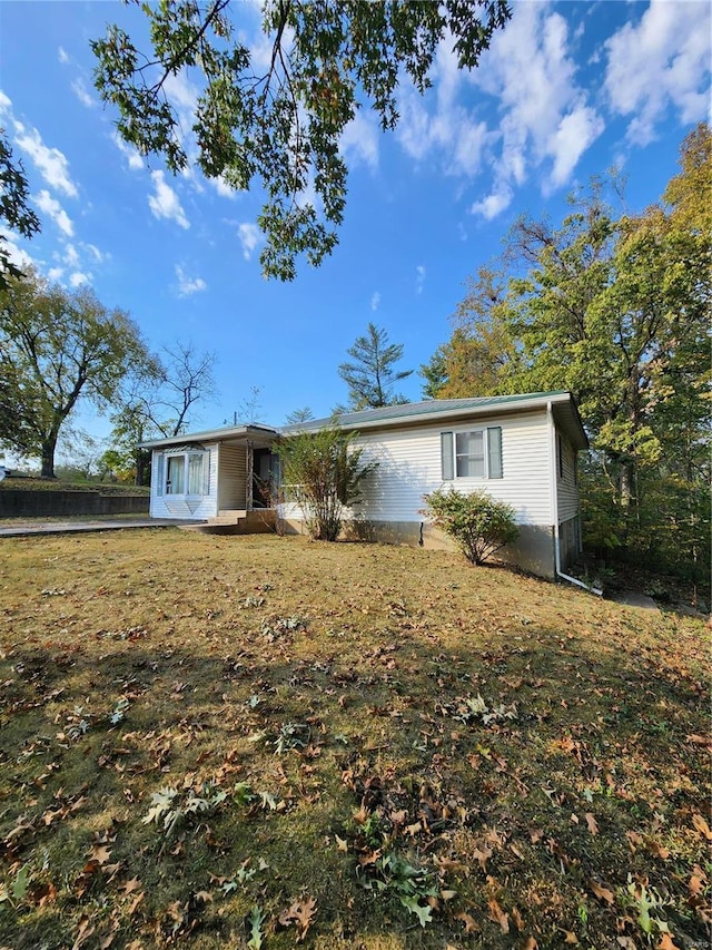 view of front of house with a front yard