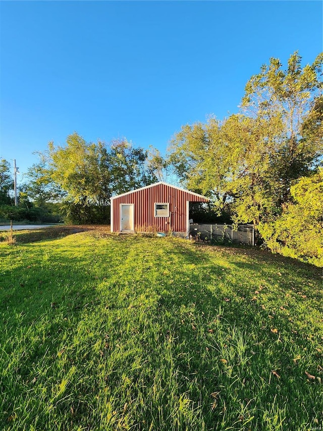 view of yard with an outdoor structure