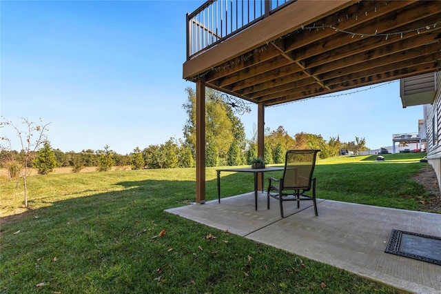 view of yard featuring a patio area