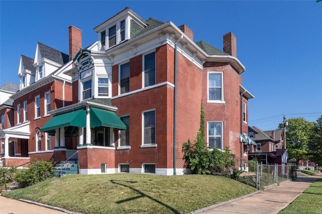 view of front of property featuring a front lawn