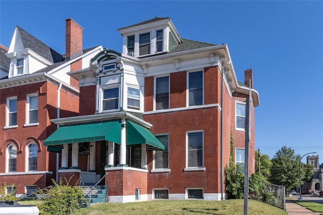 view of front of home with a front lawn