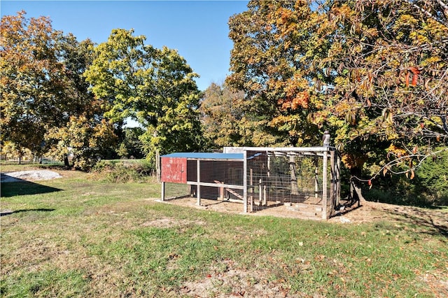 view of yard featuring an outbuilding