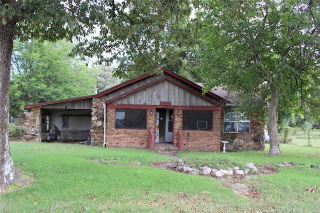 view of front of home with a front lawn