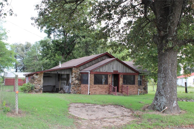 view of front of home with a front lawn