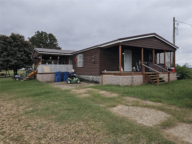 view of front facade featuring a front lawn