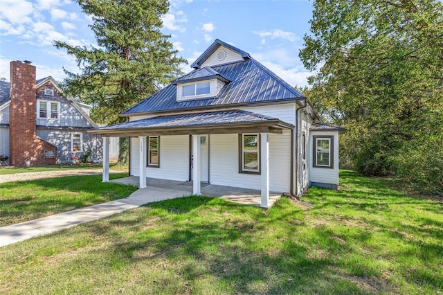 view of front of property featuring a front yard and covered porch