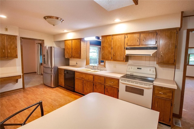 kitchen with dishwasher, light hardwood / wood-style floors, stainless steel fridge with ice dispenser, sink, and stove