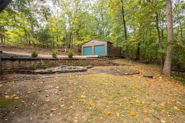 view of yard with an outbuilding and a garage