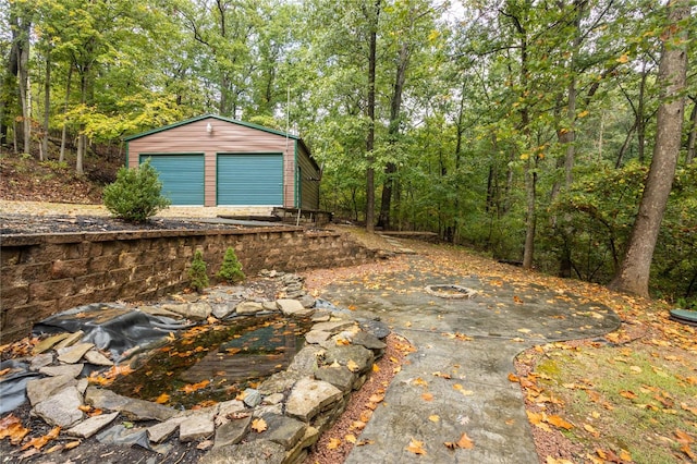 view of yard featuring a garage and an outdoor structure