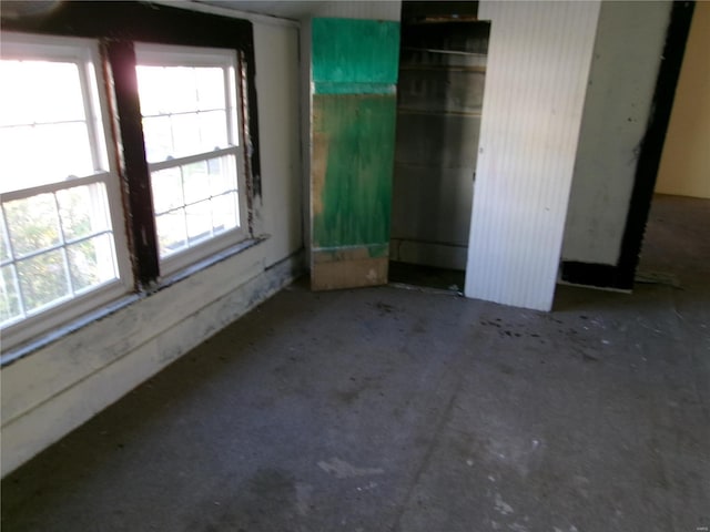 unfurnished room featuring concrete floors