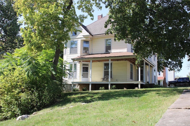 view of front of property featuring a front lawn