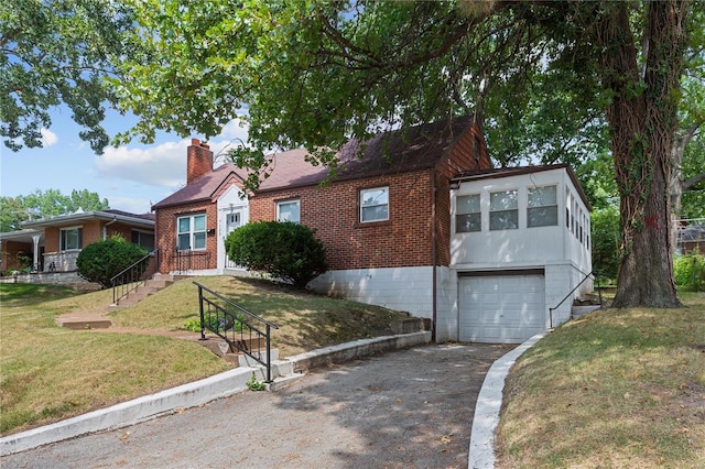 view of front facade featuring a garage and a front lawn