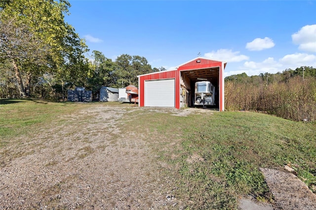 view of outdoor structure featuring an outbuilding and dirt driveway