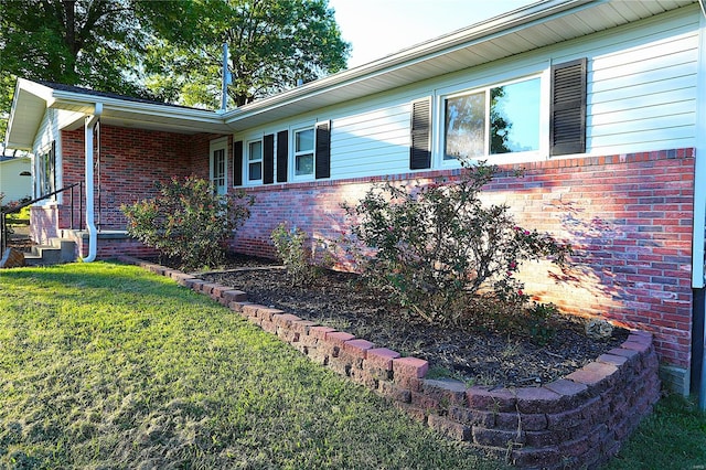 view of side of property featuring a yard