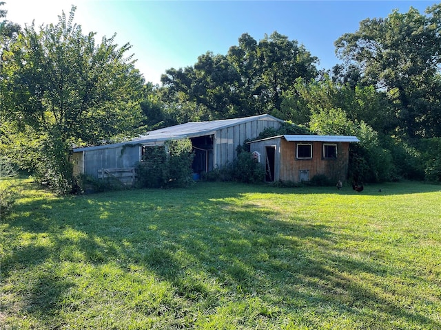 view of front of home with a front lawn