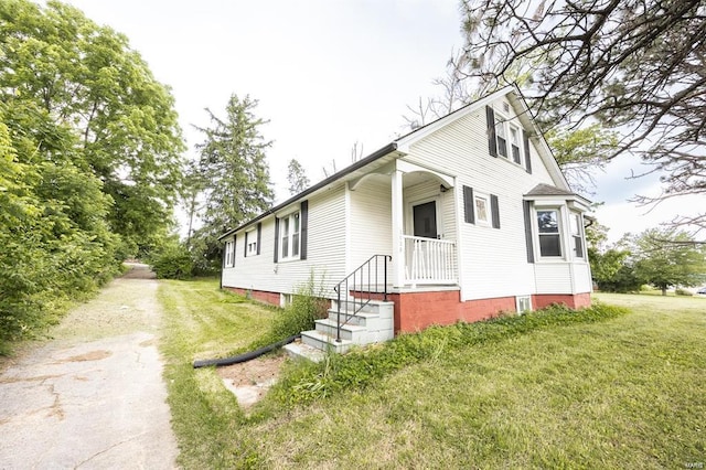 view of front of home featuring a front yard