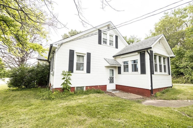 view of front of home with a front lawn