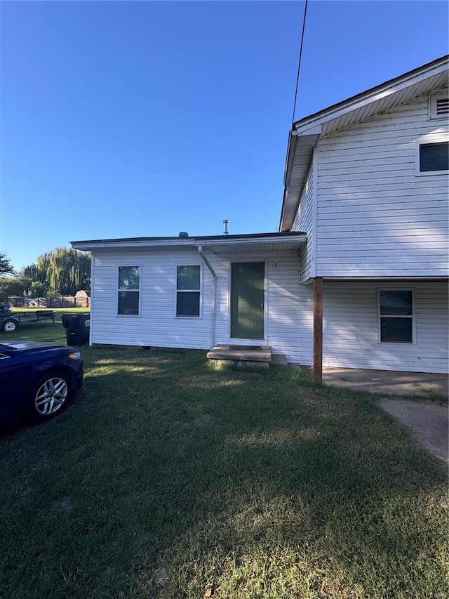 view of front of property featuring a front lawn