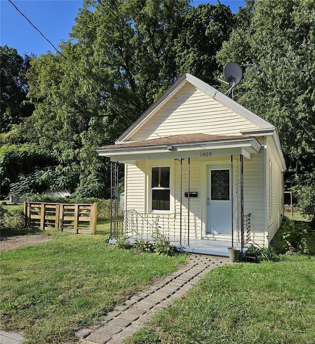 bungalow-style home featuring a front lawn