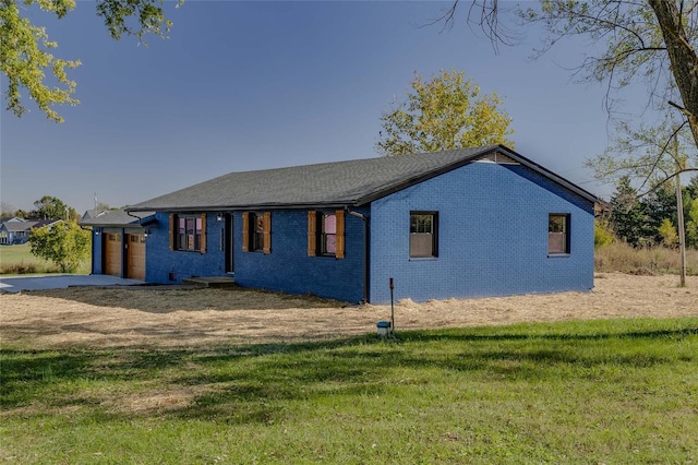 view of front facade featuring a garage and a front lawn