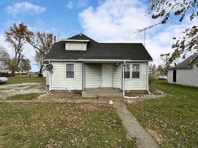 bungalow featuring a front lawn