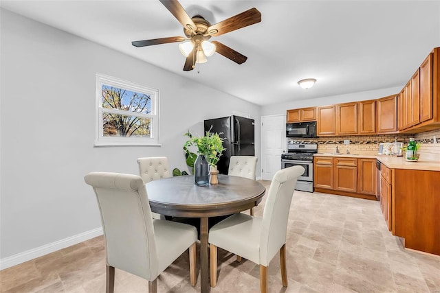 dining room with ceiling fan