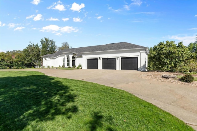 view of front facade featuring a garage and a front lawn